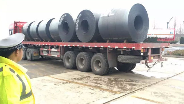 242省道杨集站口查获1辆超载半挂卡车 过磅竟让200吨地磅爆表