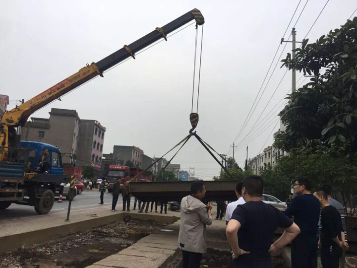 河州105国道旁3家地磅被湖南河洲街办联合市公路局依法撤除