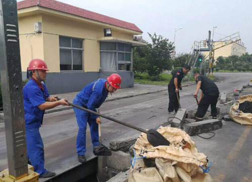 8月2日组织开展地磅地坑内的积料清理工作