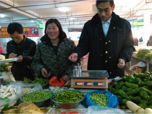 集贸市场电子秤检查现场