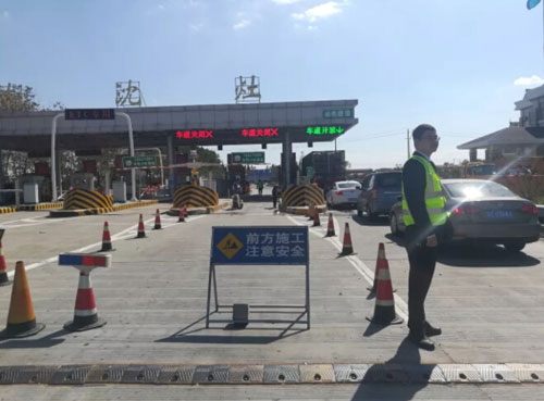图为南沈灶收费站地磅升级改造现场
