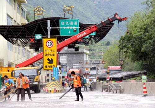 思澜项目清理岔河收费站地磅淤泥工作圆满完成