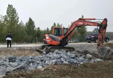 图为蒙城县古路沟站河道堤顶违建地磅被依法拆除